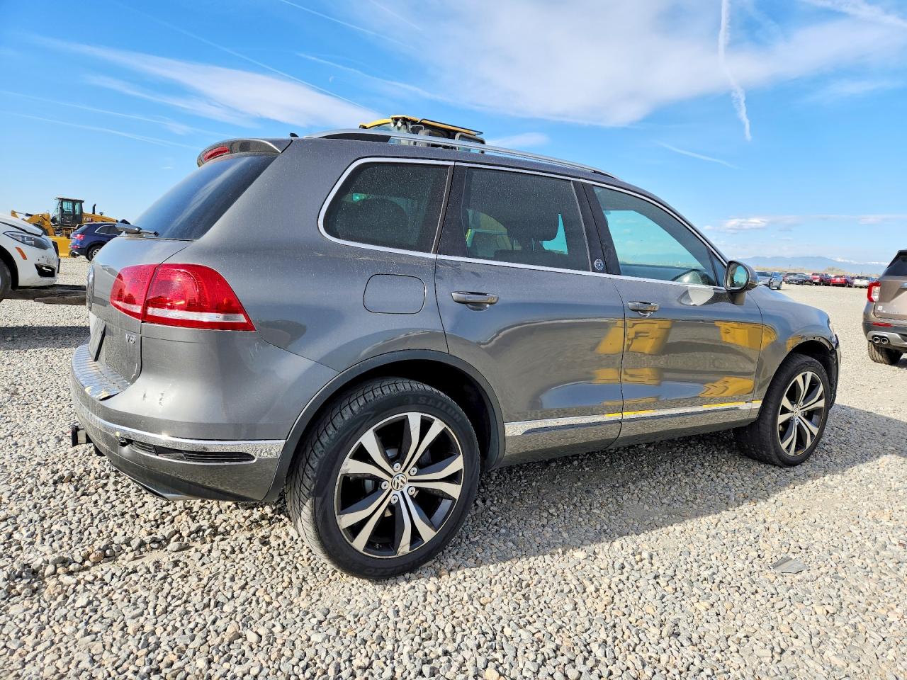 2017 Volkswagen Touareg VIN WVGRF7BP2HD003183 photo 3