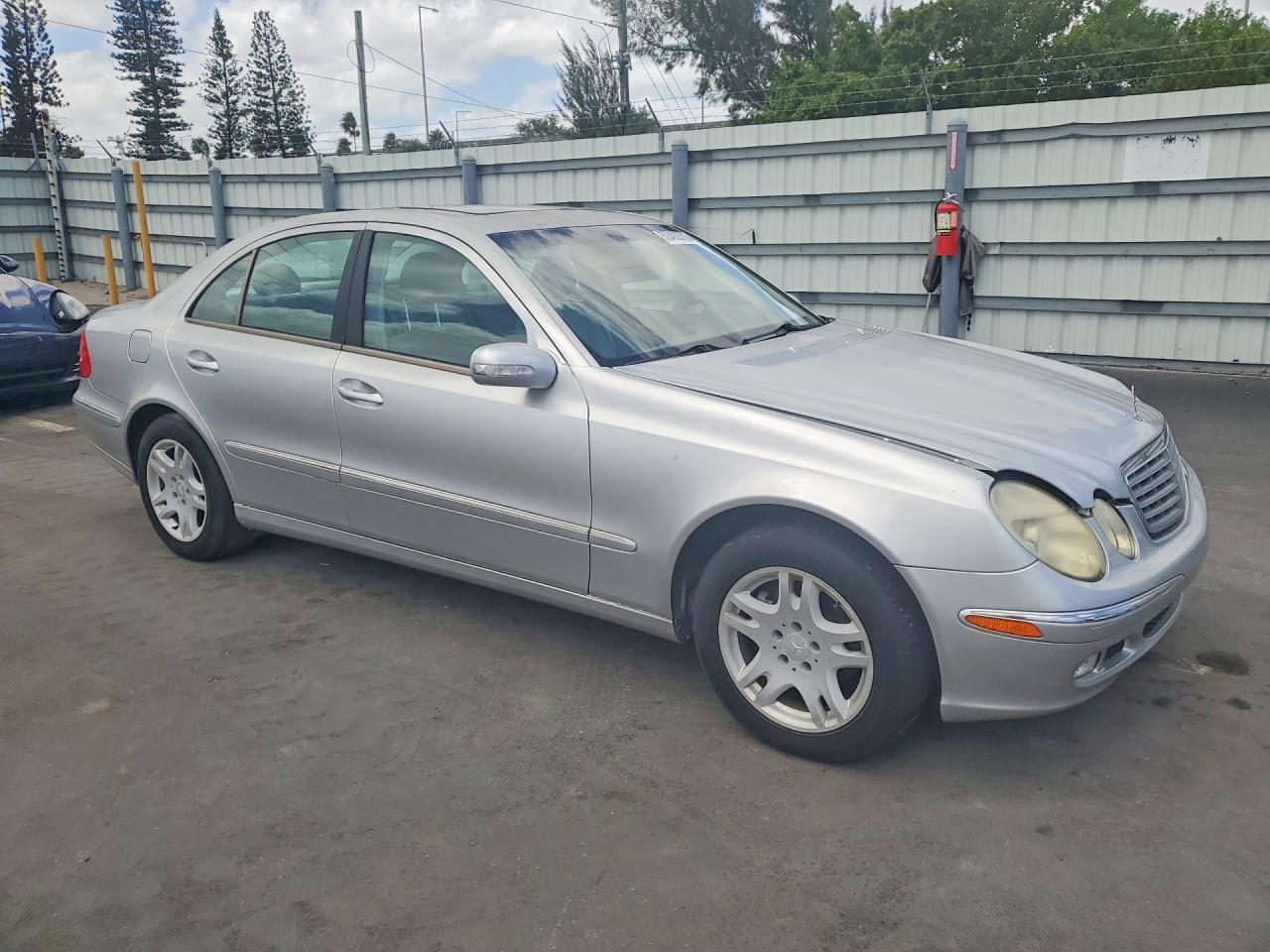 2003 MERCEDES-BENZ E-class VIN WDBUF65J73A174424 photo 4