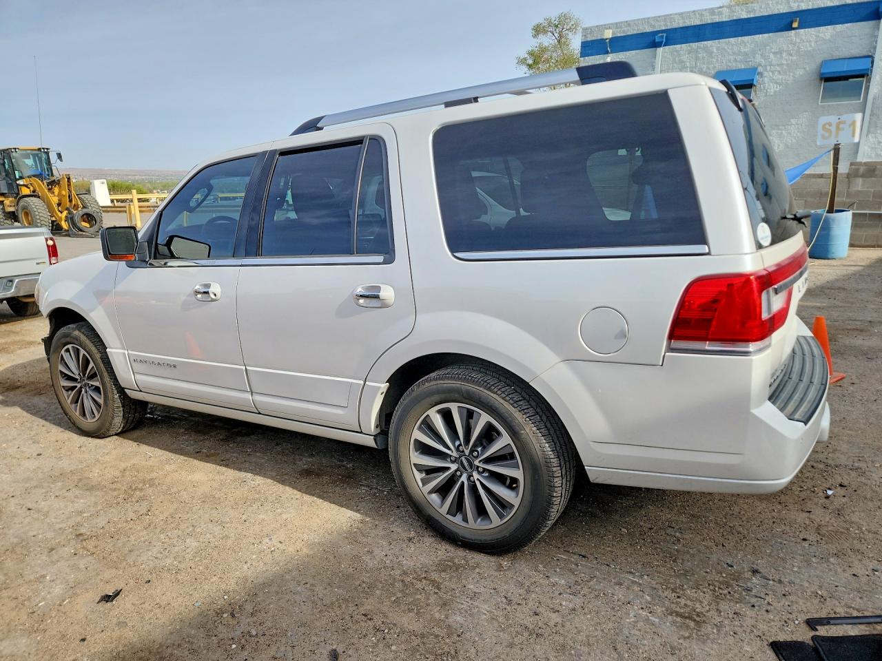 2017 Lincoln Navigator VIN 5LMJJ2JT5HEL12067 photo 2