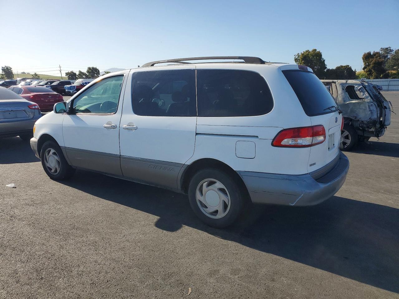 2003 Toyota Sienna VIN 4T3ZF13C83U518231 photo 2