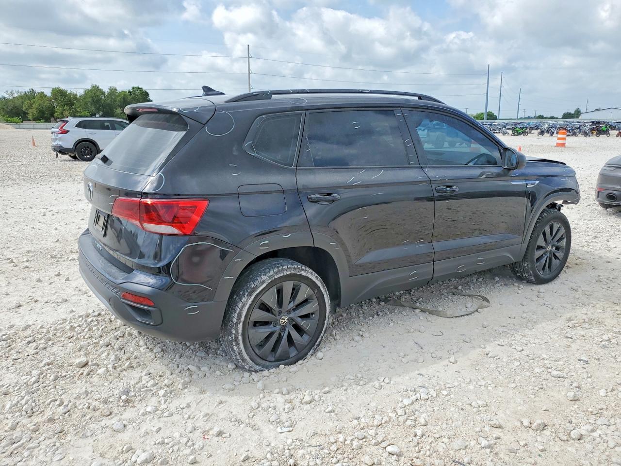 2024 Volkswagen All other VIN 3VV5X7B29RM108203 photo 3