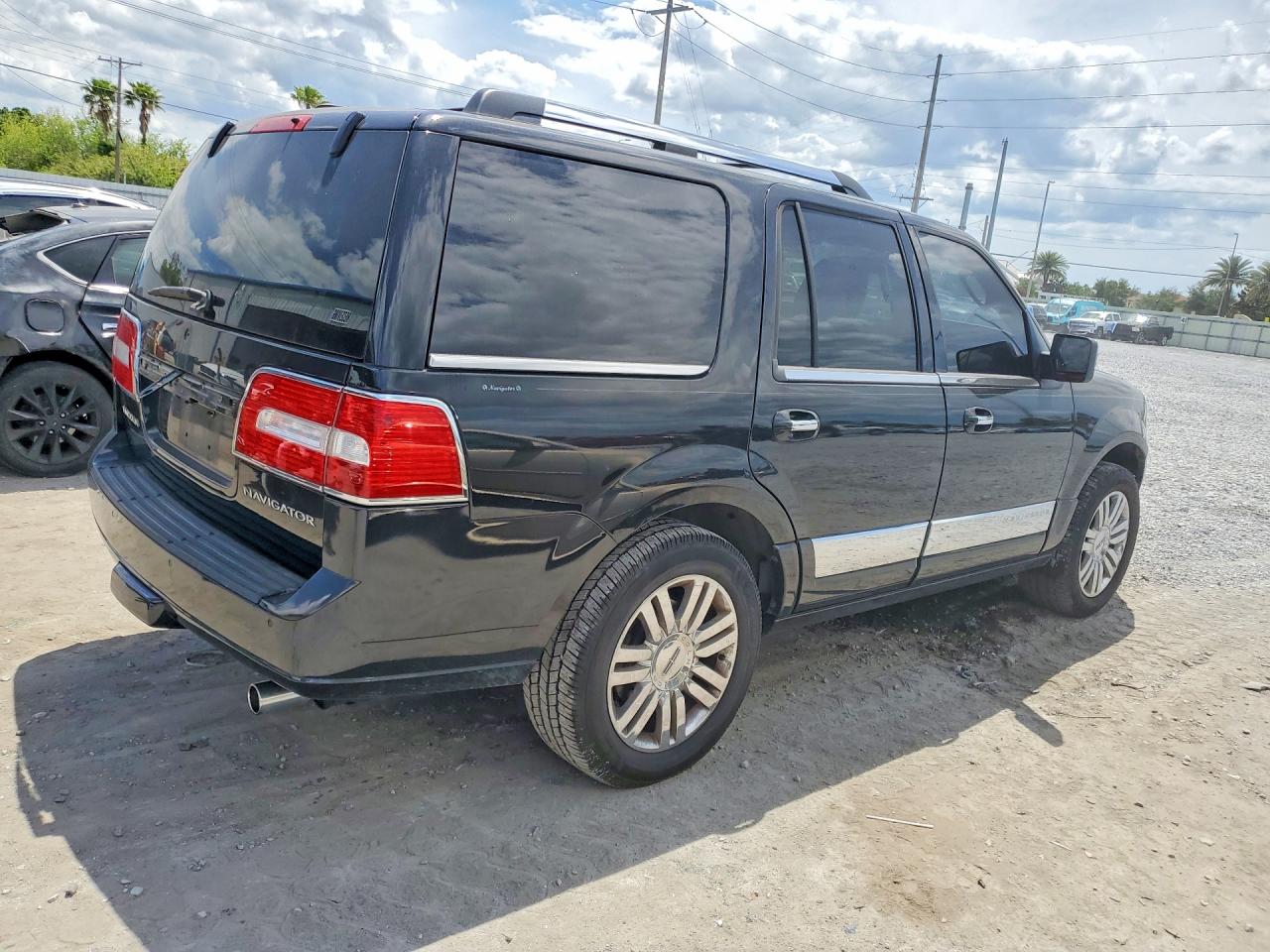 2010 Lincoln Navigator VIN 5LMJJ2H57AEJ10778 photo 3