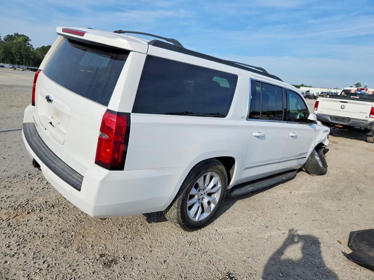 2019 Chevrolet Suburban VIN 1GNSKHKCXKR148090 photo 3