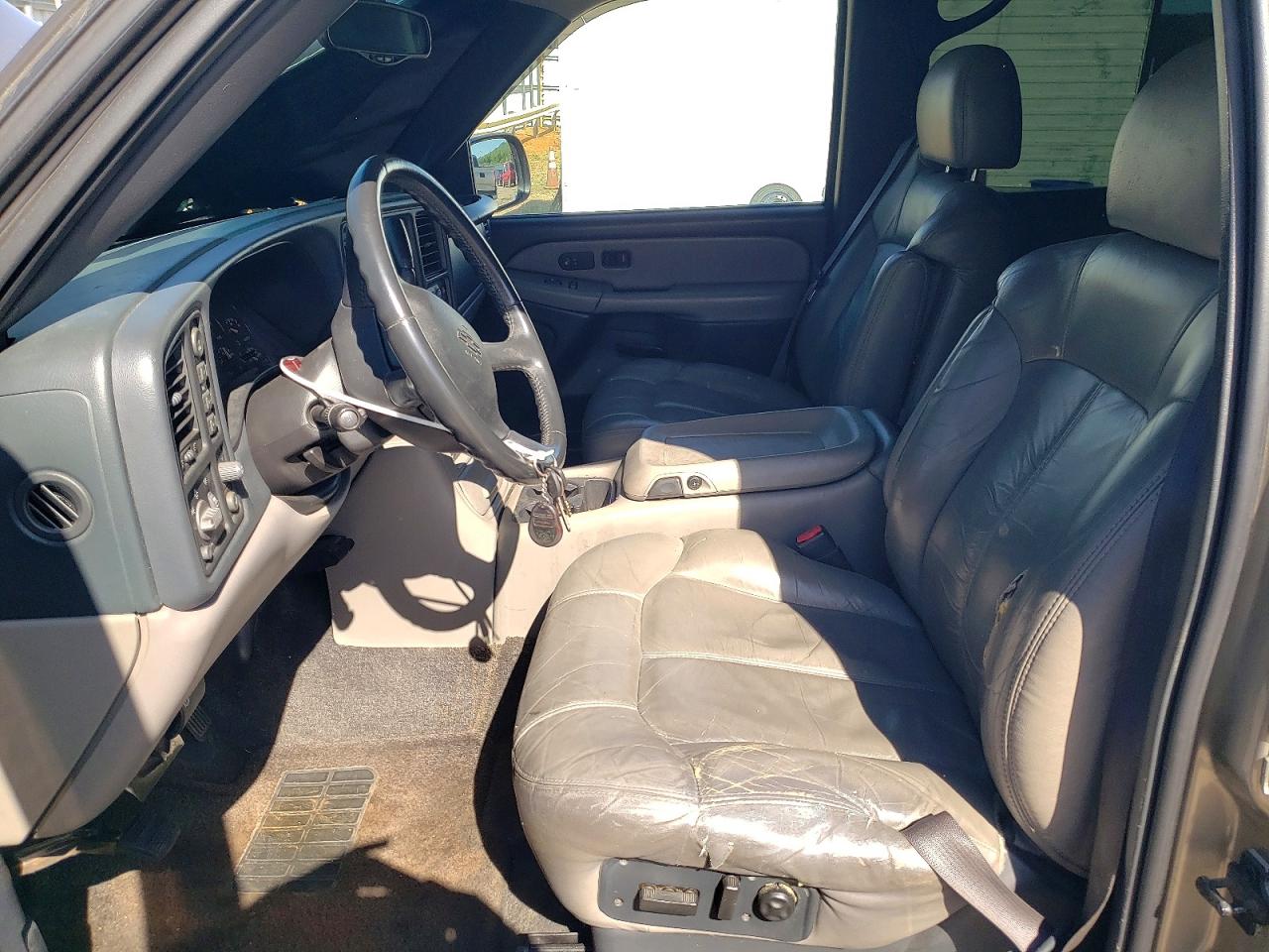 2002 Chevrolet Suburban VIN 3GNFK16Z22G335833 photo 7