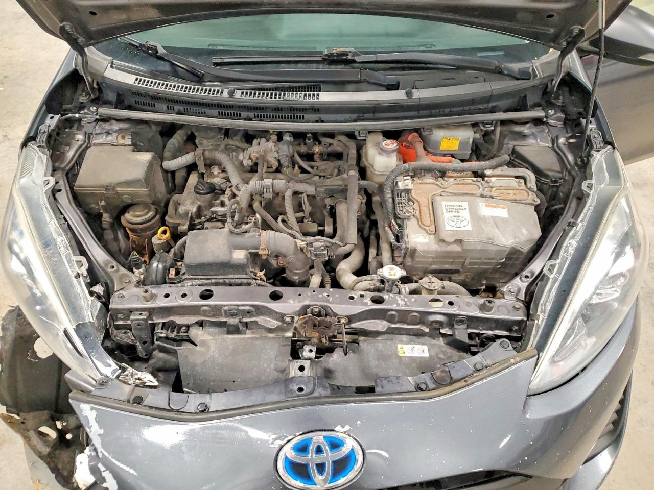 2018 Toyota Prius c on VIN JTDKDTB33J1617880 photo 11