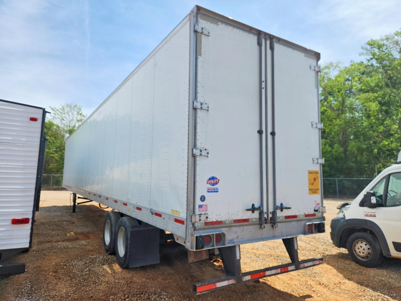 2017 UTILITY All models VIN 1UYVS2539HG846002 photo 3