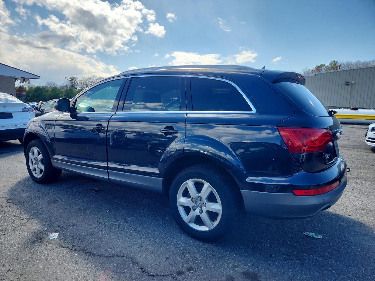 2011 Audi Q7 VIN WA1LGAFE5BD010000 photo 2