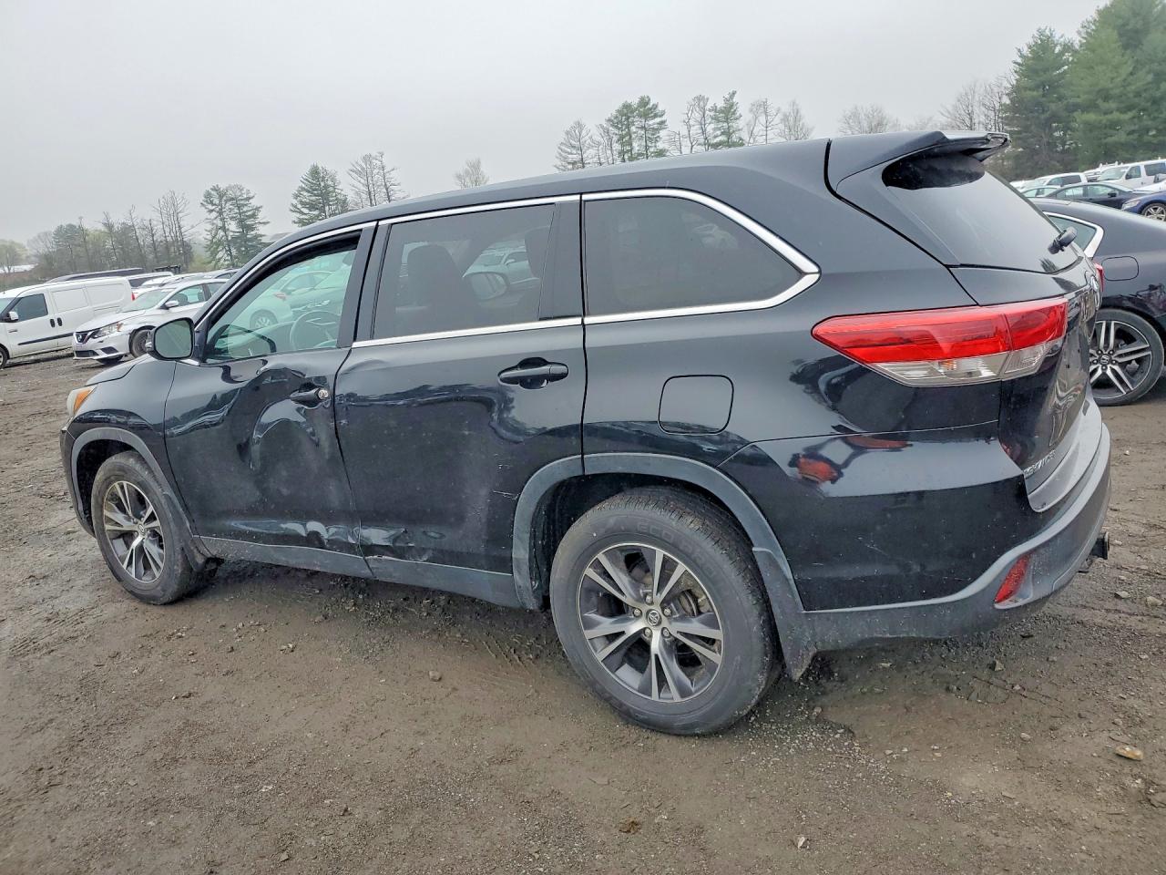 2019 Toyota Highlander VIN 5TDZARFH8KS049470 photo 2