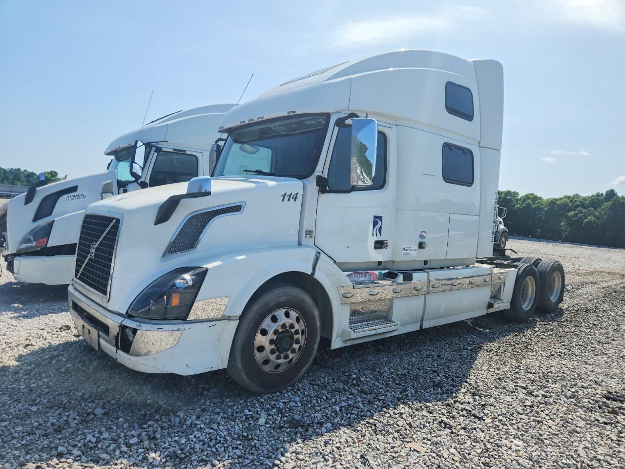 2018 VOLVO Vn VIN 4V4NC9EH4JN984195 photo 2