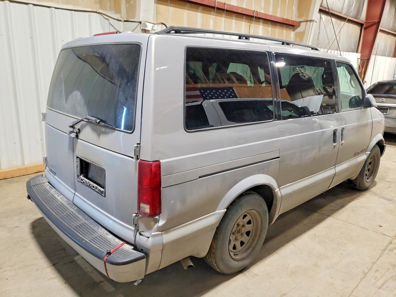 2000 CHEV Astro VIN 1GNEL19W8YB177218 photo 3