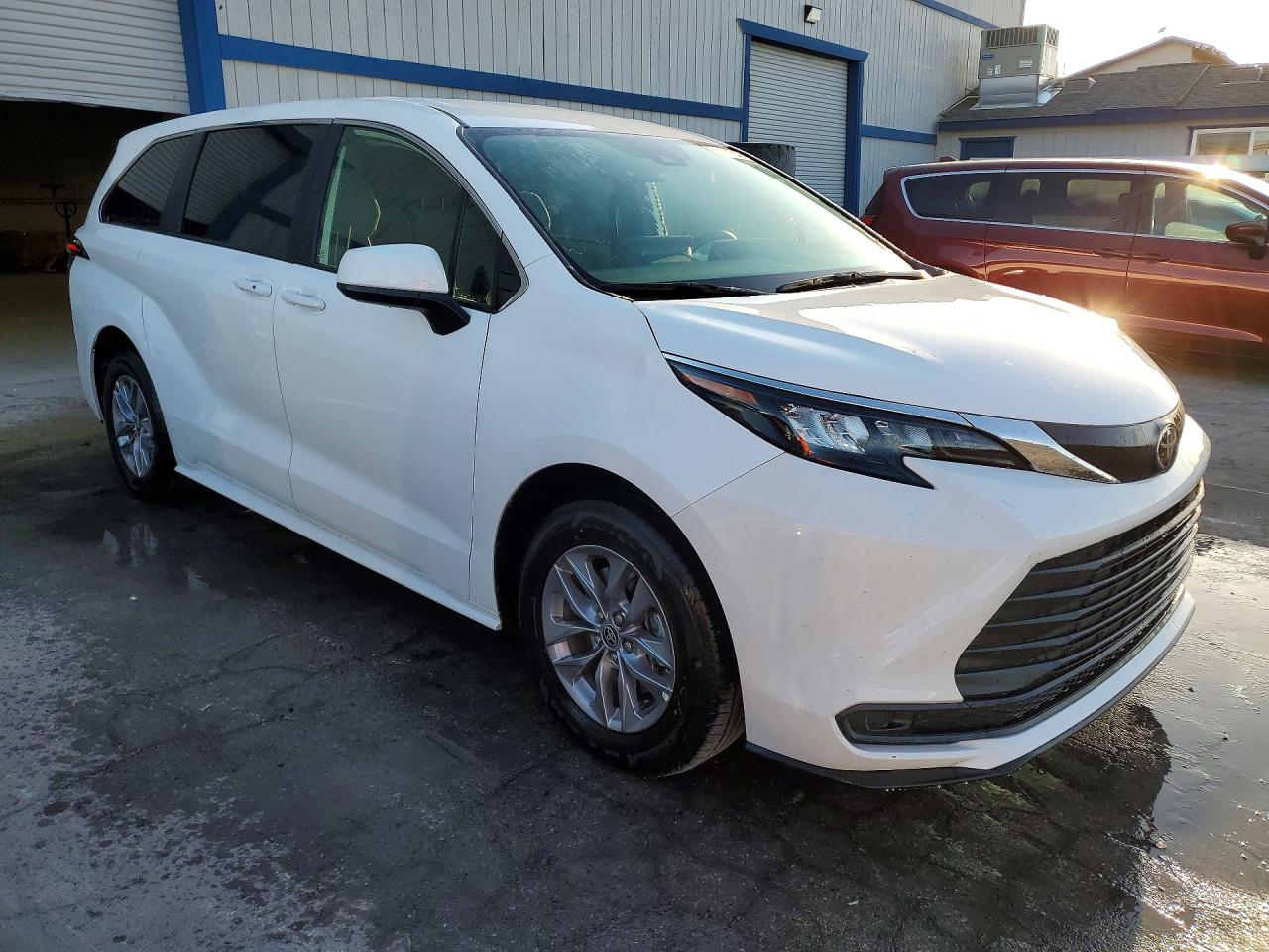 2026 Toyota Sienna VIN 5TDKRKEC3TS297912 photo 4