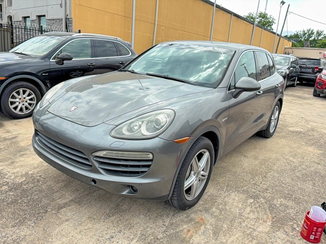 2013 Porsche Cayenne VIN WP1AE2A29DLA14418 photo 2