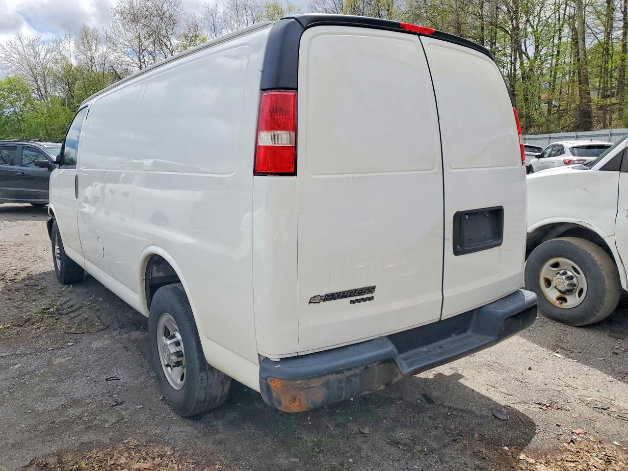 2016 CHEV Express VIN 1GCWGAFF5G1215627 photo 2