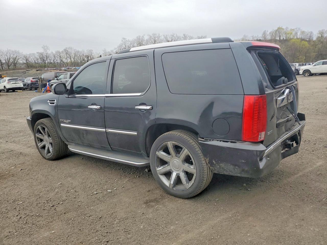 2011 Cadillac Escalade VIN 1GYS4AEF6BR324031 photo 2