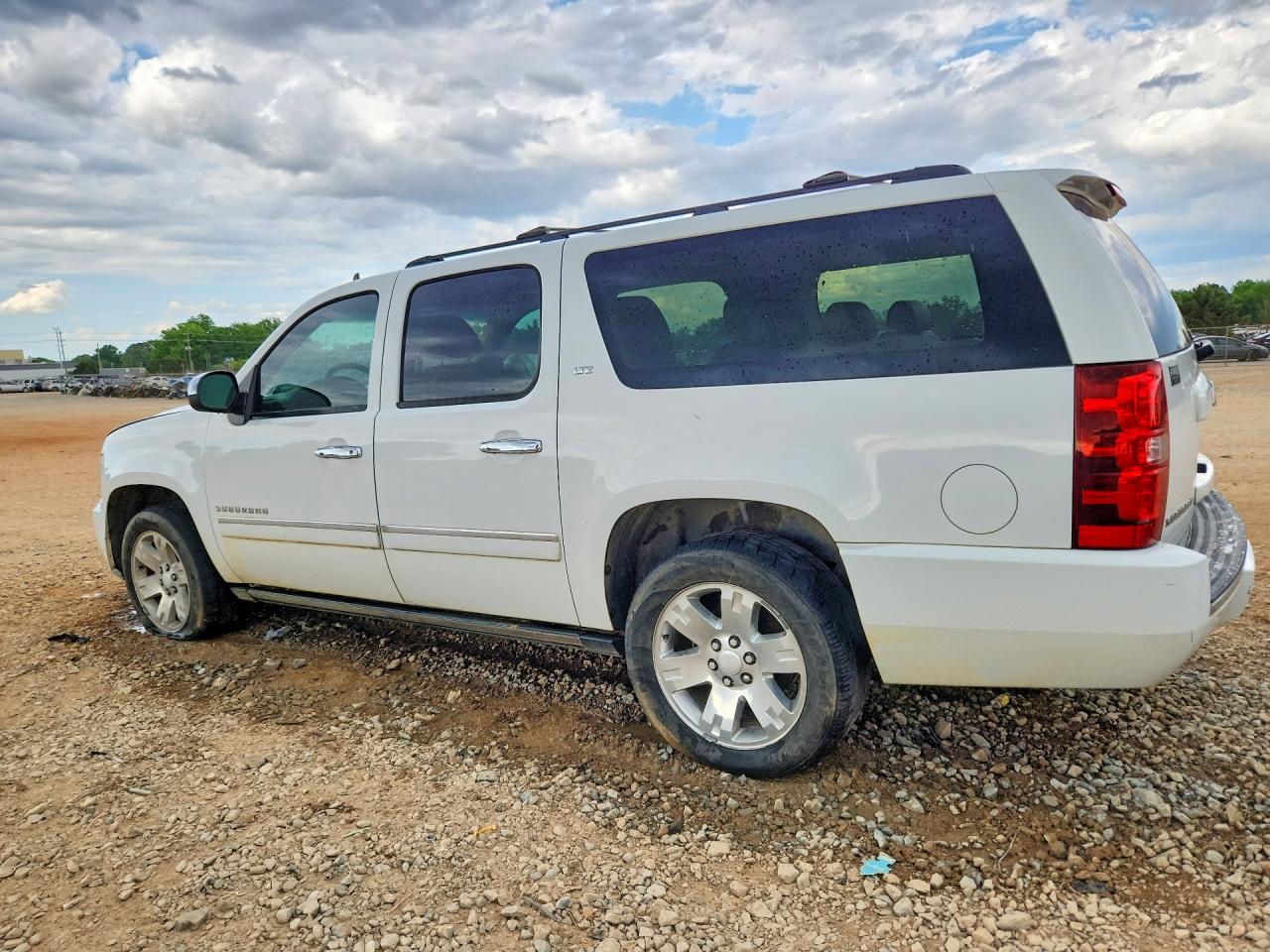 2013 Chevrolet Suburban VIN 1GNSKKE79DR166448 photo 2