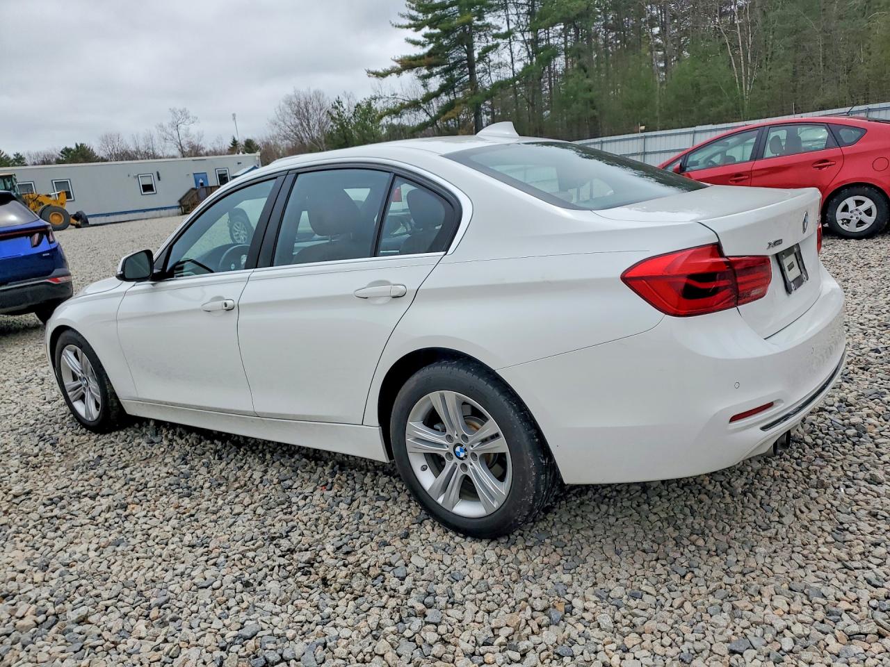 2017 BMW 3 series VIN WBA8D9G3XHNU62153 photo 2