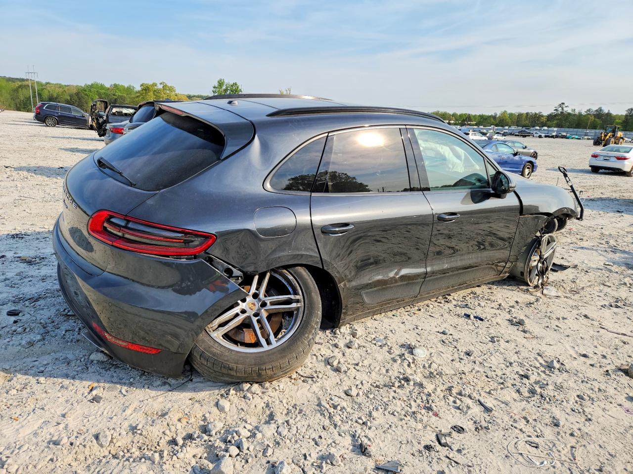 2017 Porsche Macan VIN WP1AA2A56HLB04749 photo 3