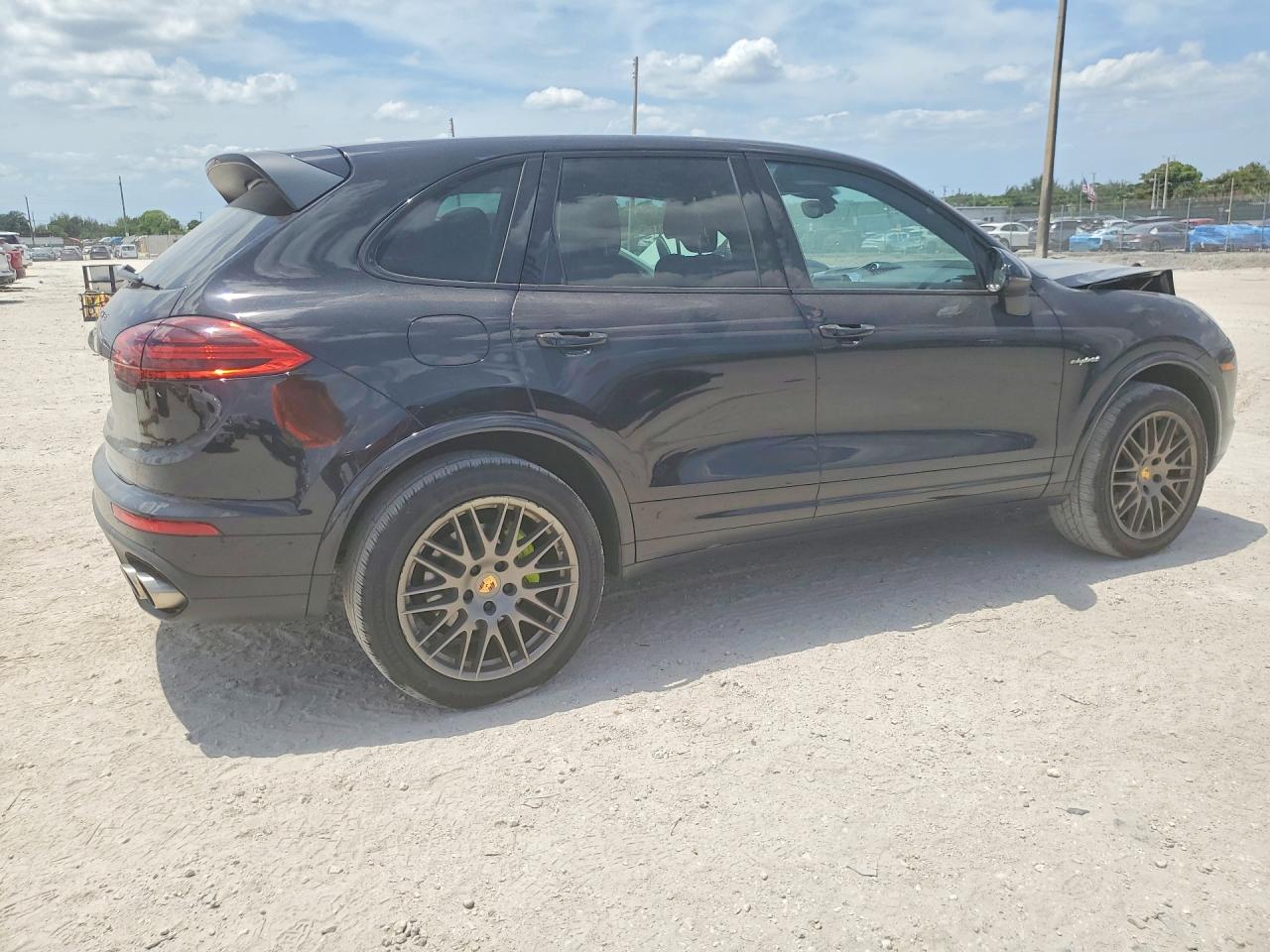 2017 Porsche Cayenne VIN WP1AE2A23HLA69534 photo 3