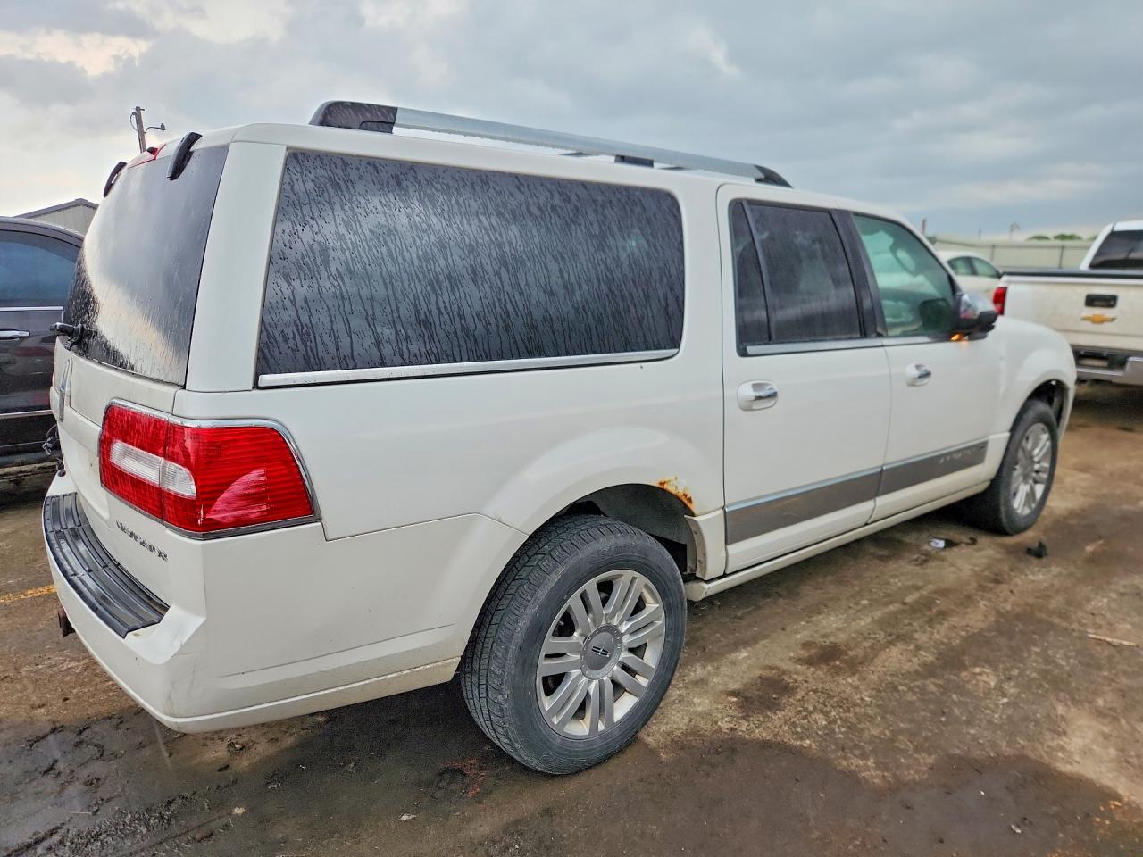 2013 Lincoln Navigator VIN 5LMJJ3J55DEL08991 photo 3