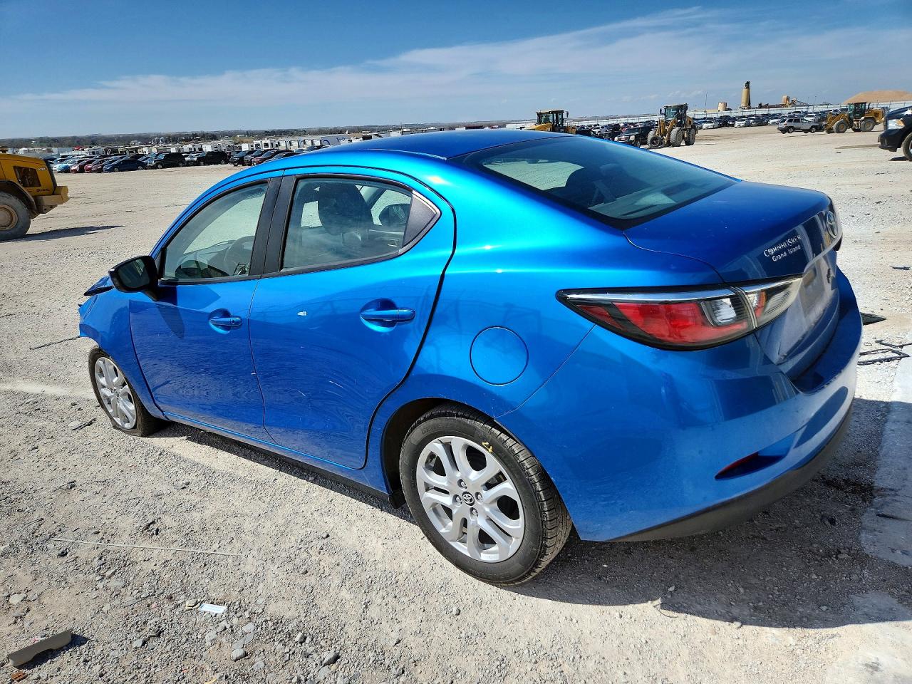 2017 Toyota Yaris VIN 3MYDLBYV1HY185392 photo 2