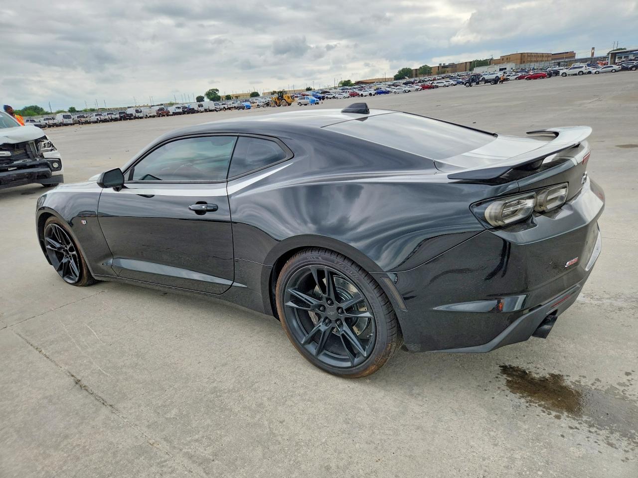 2021 Chevrolet Camaro VIN 1G1FH1R79M0129779 photo 2