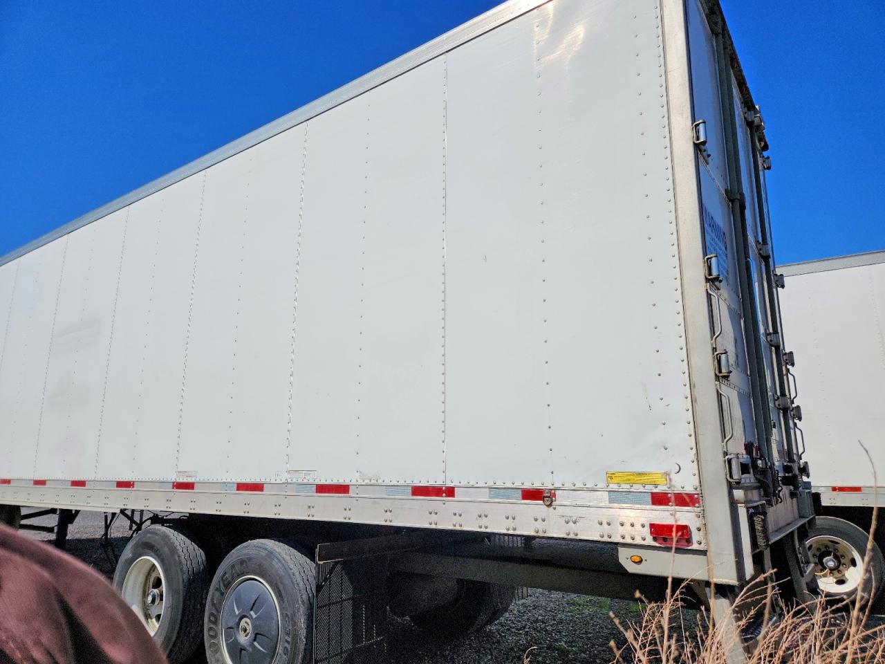 2015 UTILITY All models VIN 1UYVS248XFM408343 photo 3