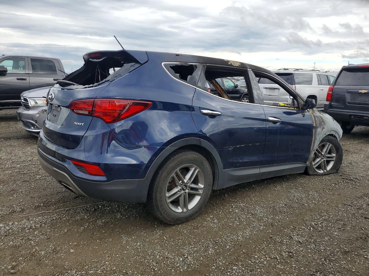 2018 Hyundai Santa fe VIN 5XYZT3LB3JG526180 photo 3
