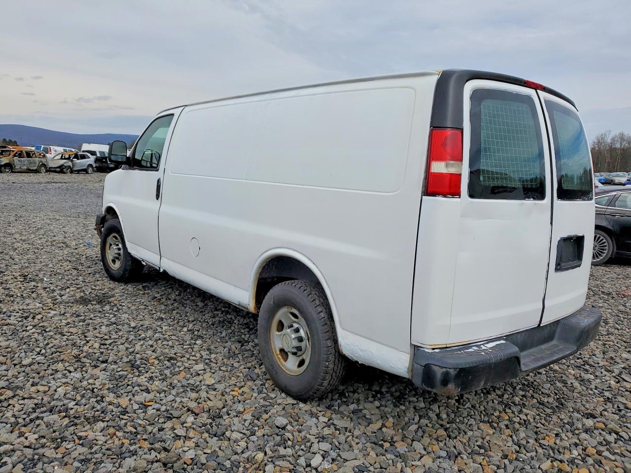 2008 Chevrolet Express VIN 1GCGG25C981155323 photo 2