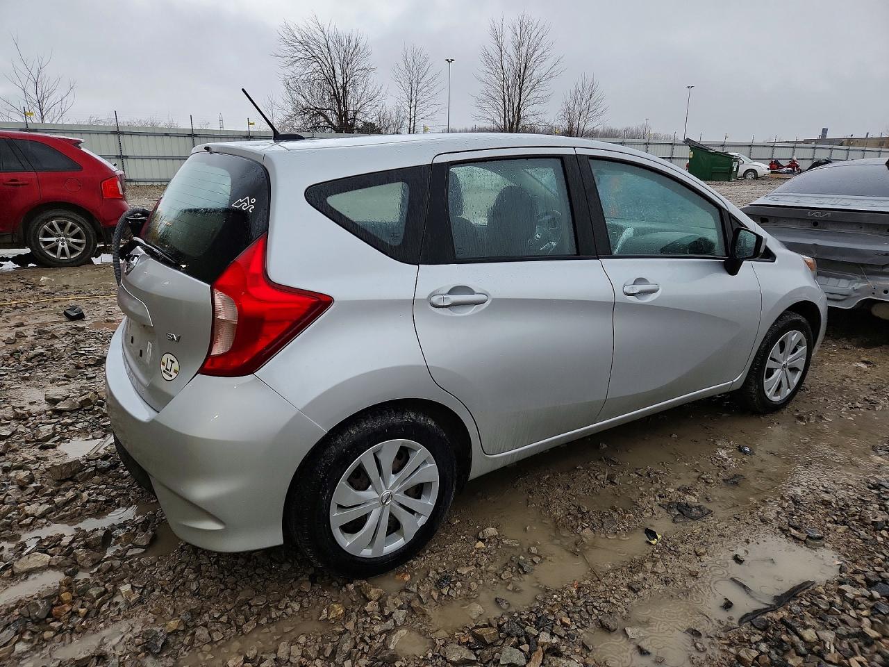 2018 Nissan Versa note VIN 3N1CE2CP0JL352568 photo 3