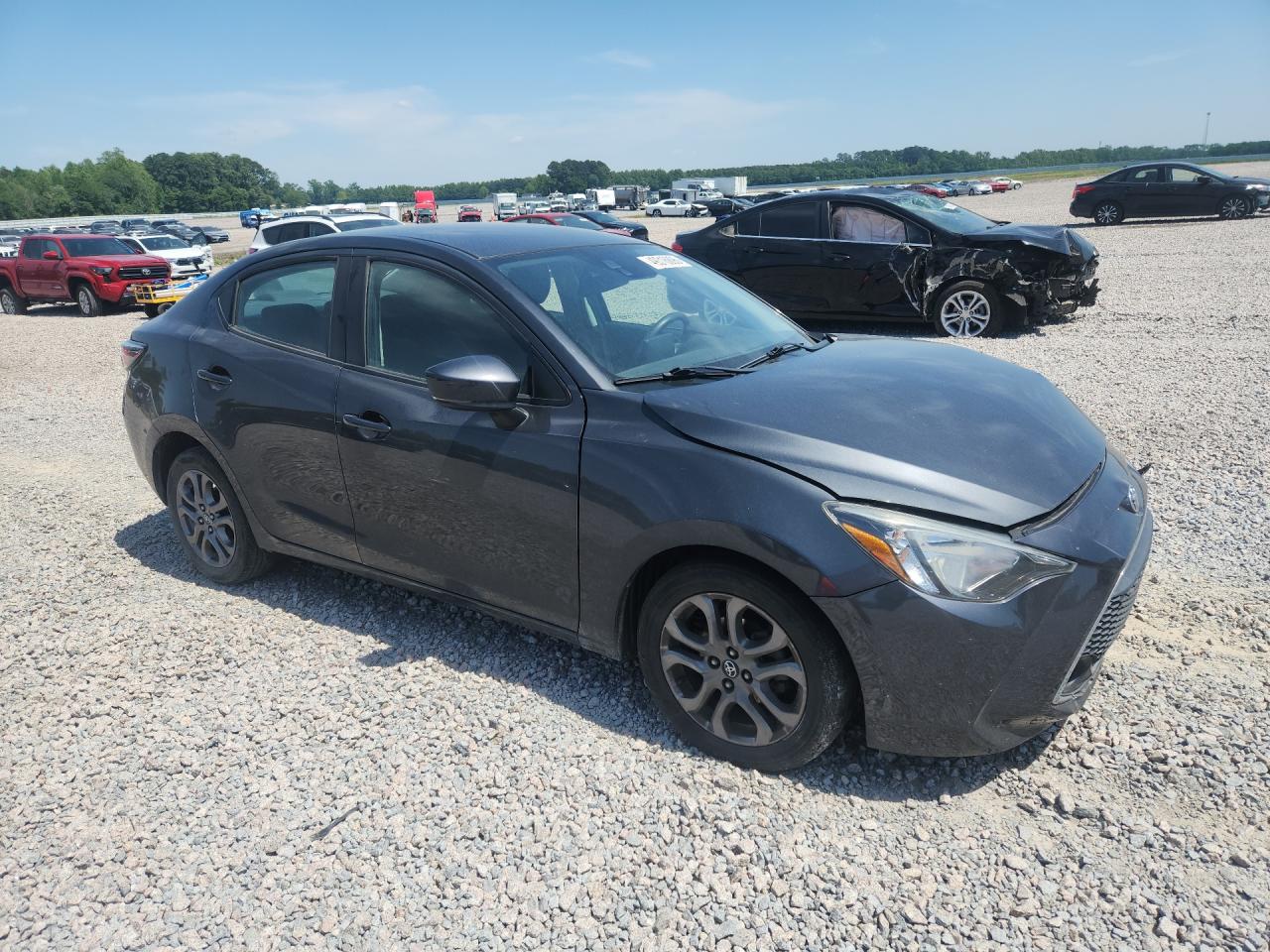 2019 Toyota Yaris VIN 3MYDLBYV6KY513350 photo 4