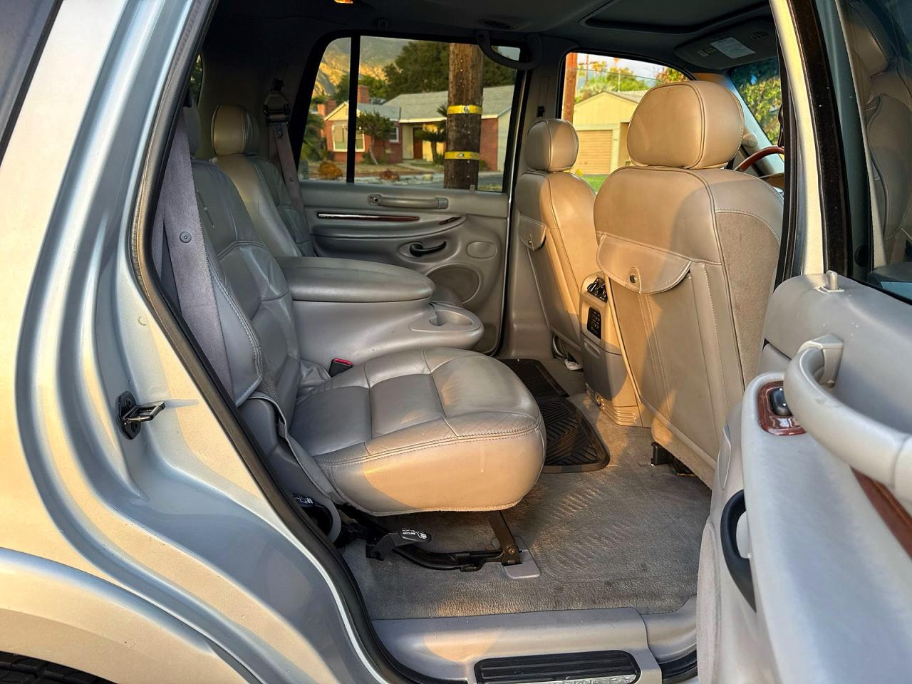 2000 LINCOLN Navigator VIN 5LMFU28A8YLJ24804 photo 6