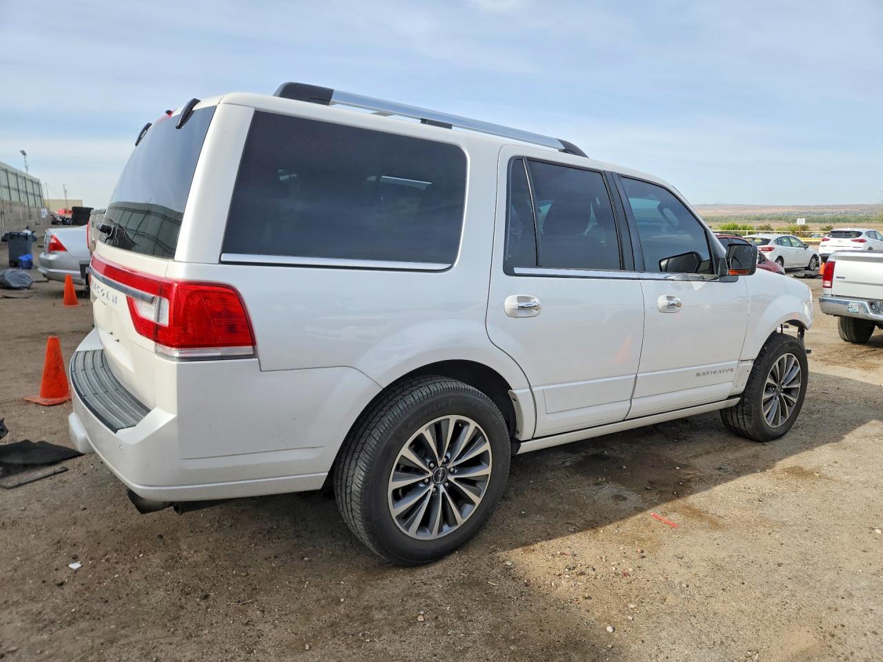 2017 Lincoln Navigator VIN 5LMJJ2JT5HEL12067 photo 3