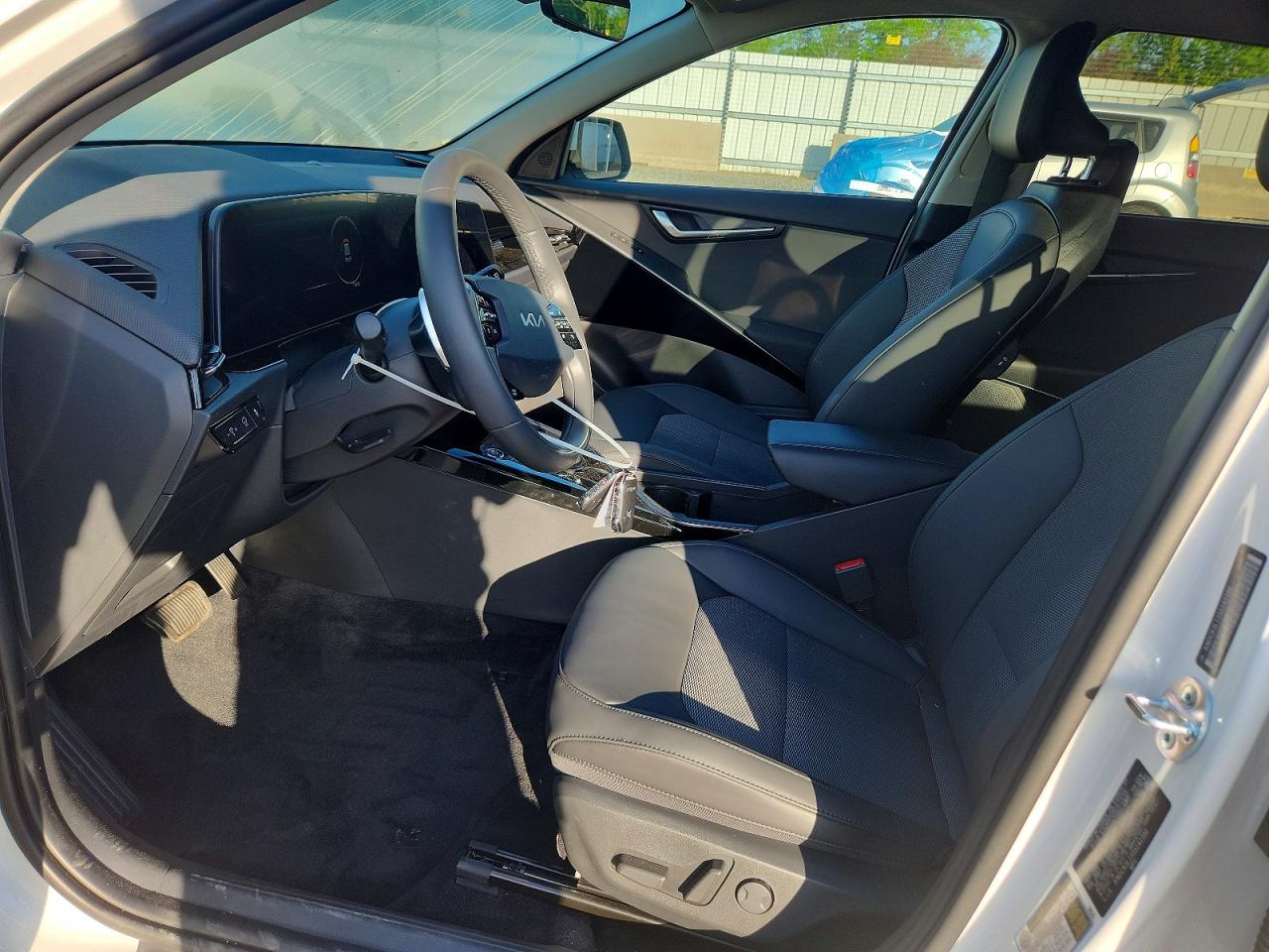 2025 Kia Niro VIN KNDCR3L13S5142390 photo 7