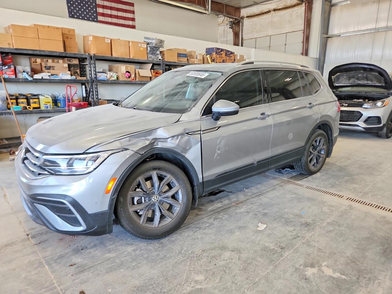 2022 Volkswagen Tiguan VIN 3VV2B7AX7NM087800 photo 1