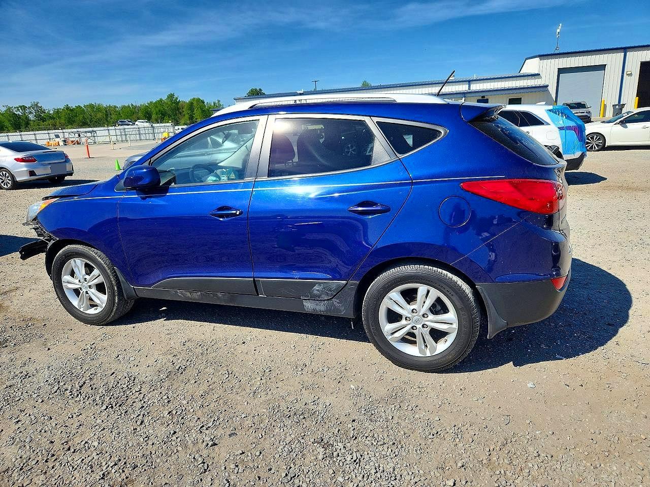 2011 Hyundai Tucson VIN KM8JU3AC6BU207857 photo 2
