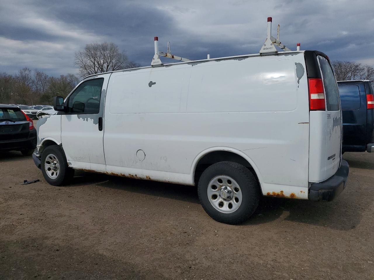 2011 CHEVROLET Express VIN 1GCSGAFX7B1184879 photo 2