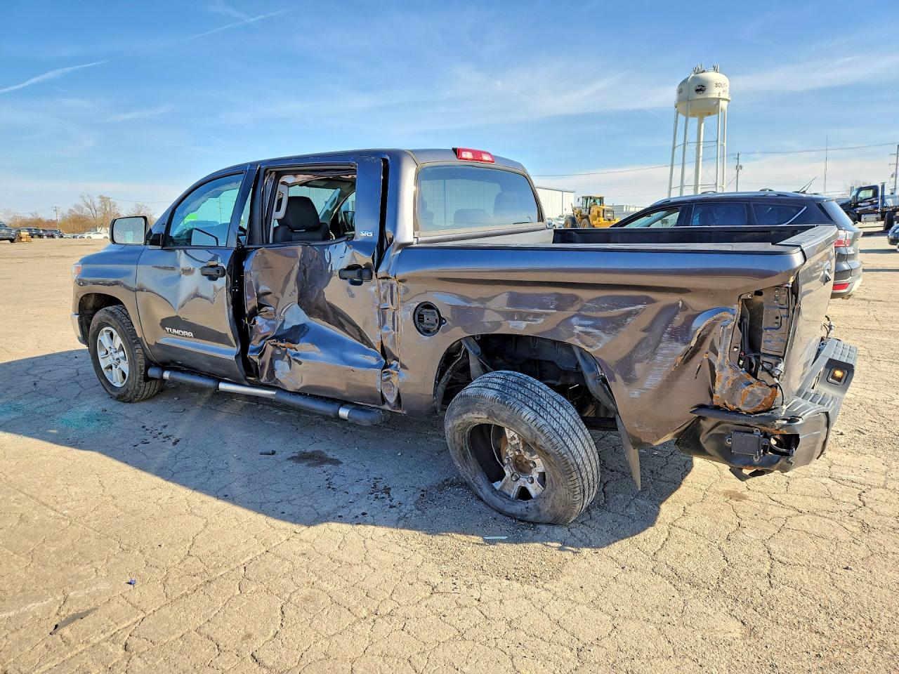 2016 Toyota Tundra VIN 5TFEM5F13GX097851 photo 2