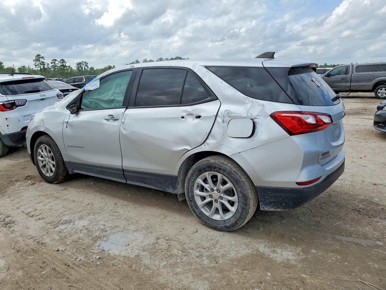 2021 Chevrolet Equinox VIN 3GNAXHEV7MS150888 photo 2
