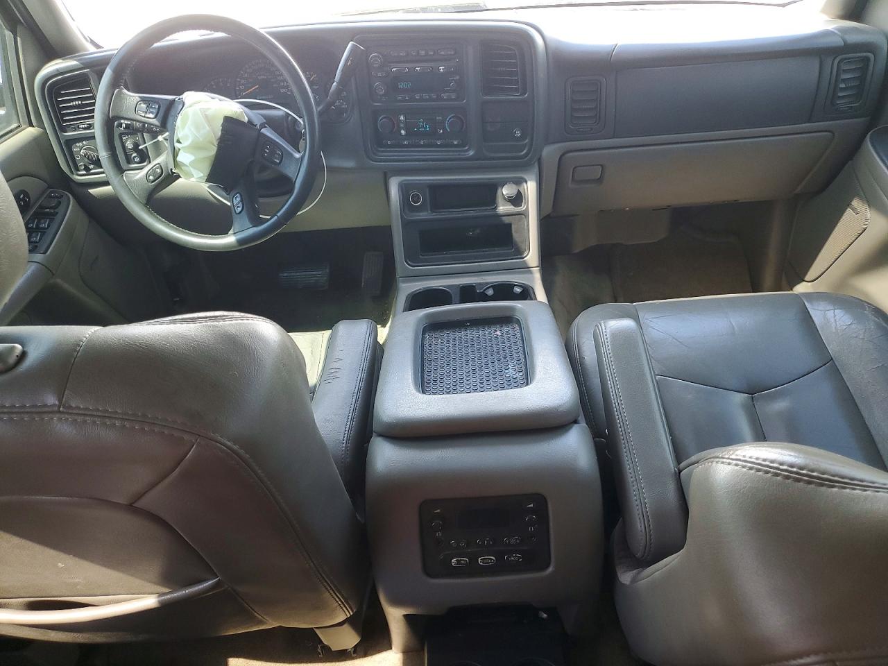 2004 Chevrolet Suburban VIN 1GNEC16Z74J320724 photo 8
