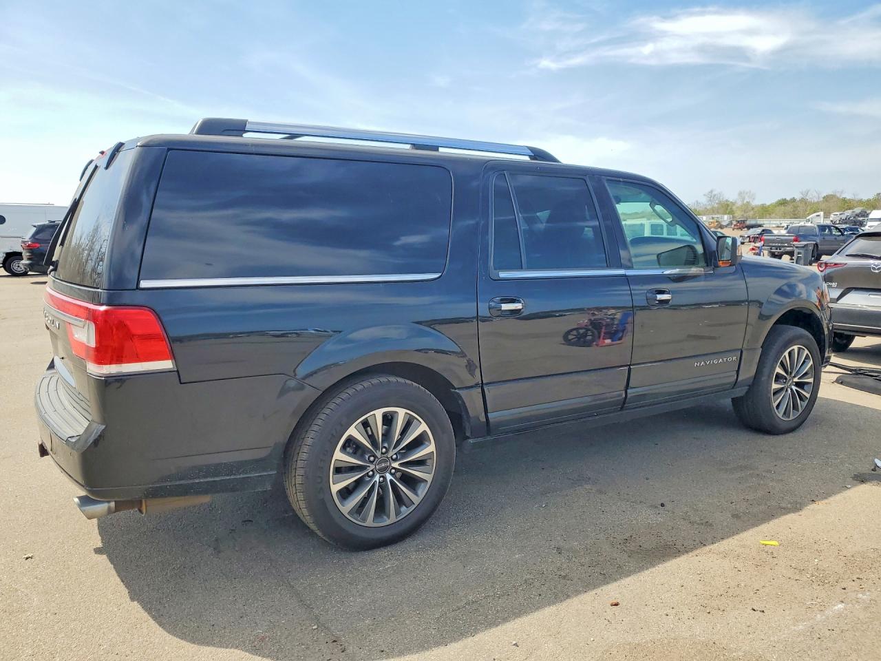 2017 Lincoln Navigator VIN 5LMJJ3HT9HEL03299 photo 3