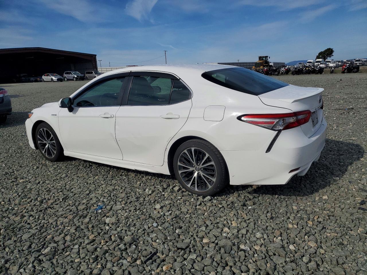 2018 Toyota Camry sola VIN 4T1B21HK3JU003821 photo 2