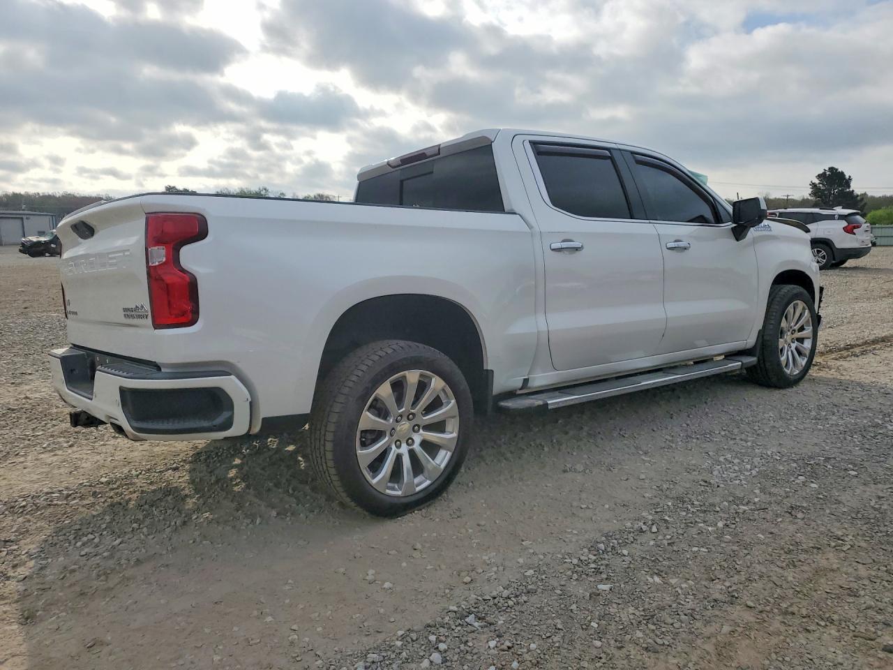 2020 Chevrolet Silverado VIN 3GCUYHED3LG373201 photo 3