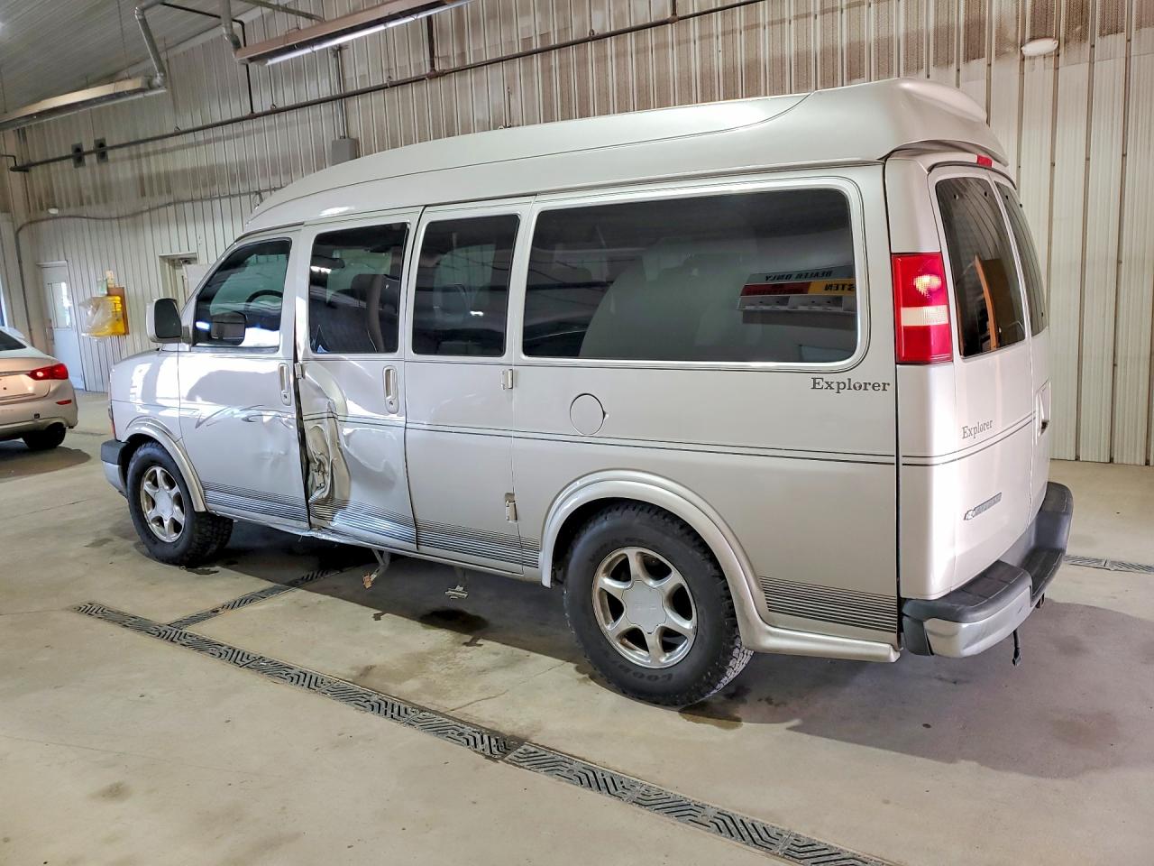 2007 Chevrolet Express VIN 1GBFG15T071113308 photo 2