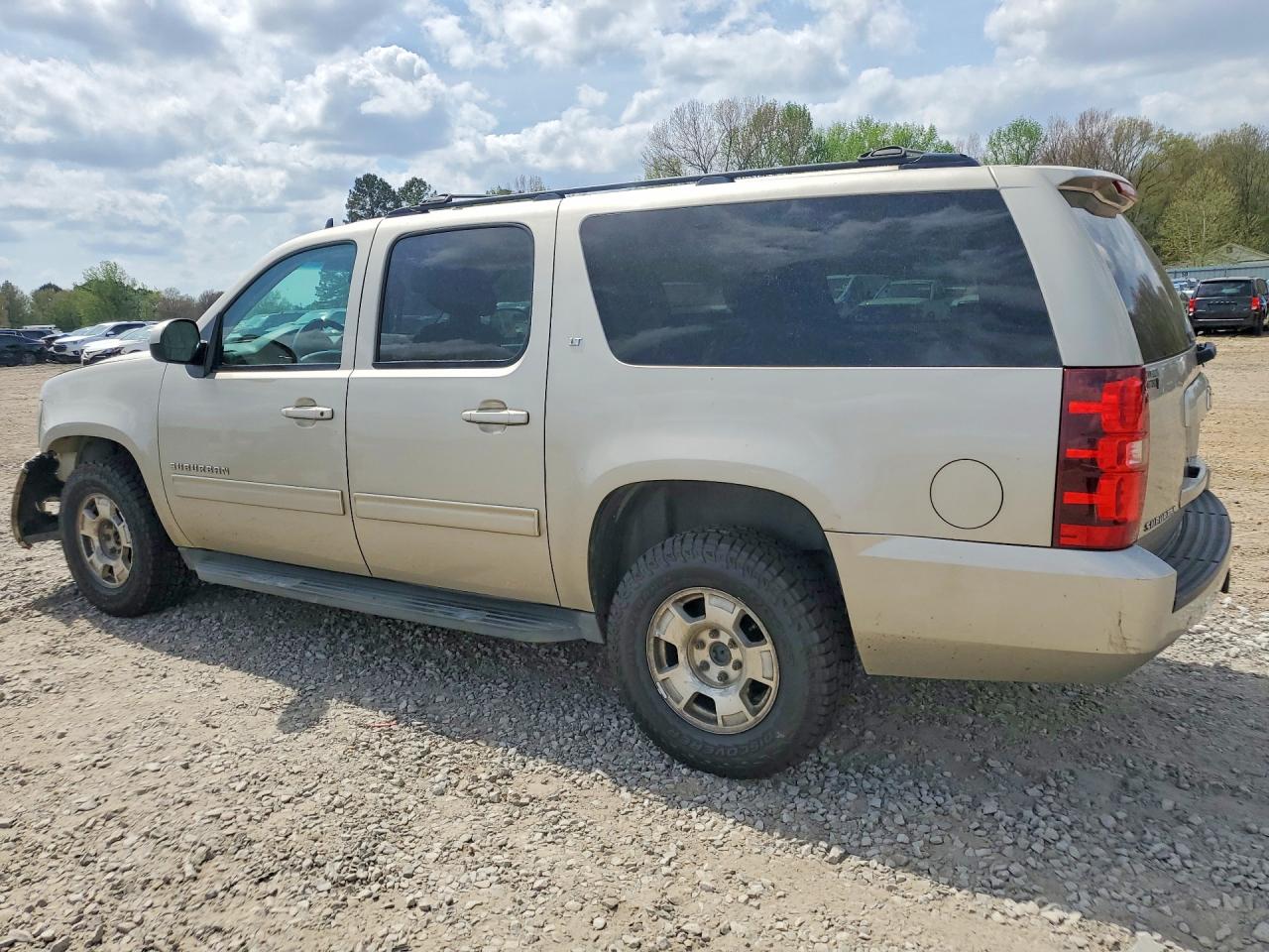 2013 Chevrolet Suburban VIN 1GNSKJE76DR129562 photo 2