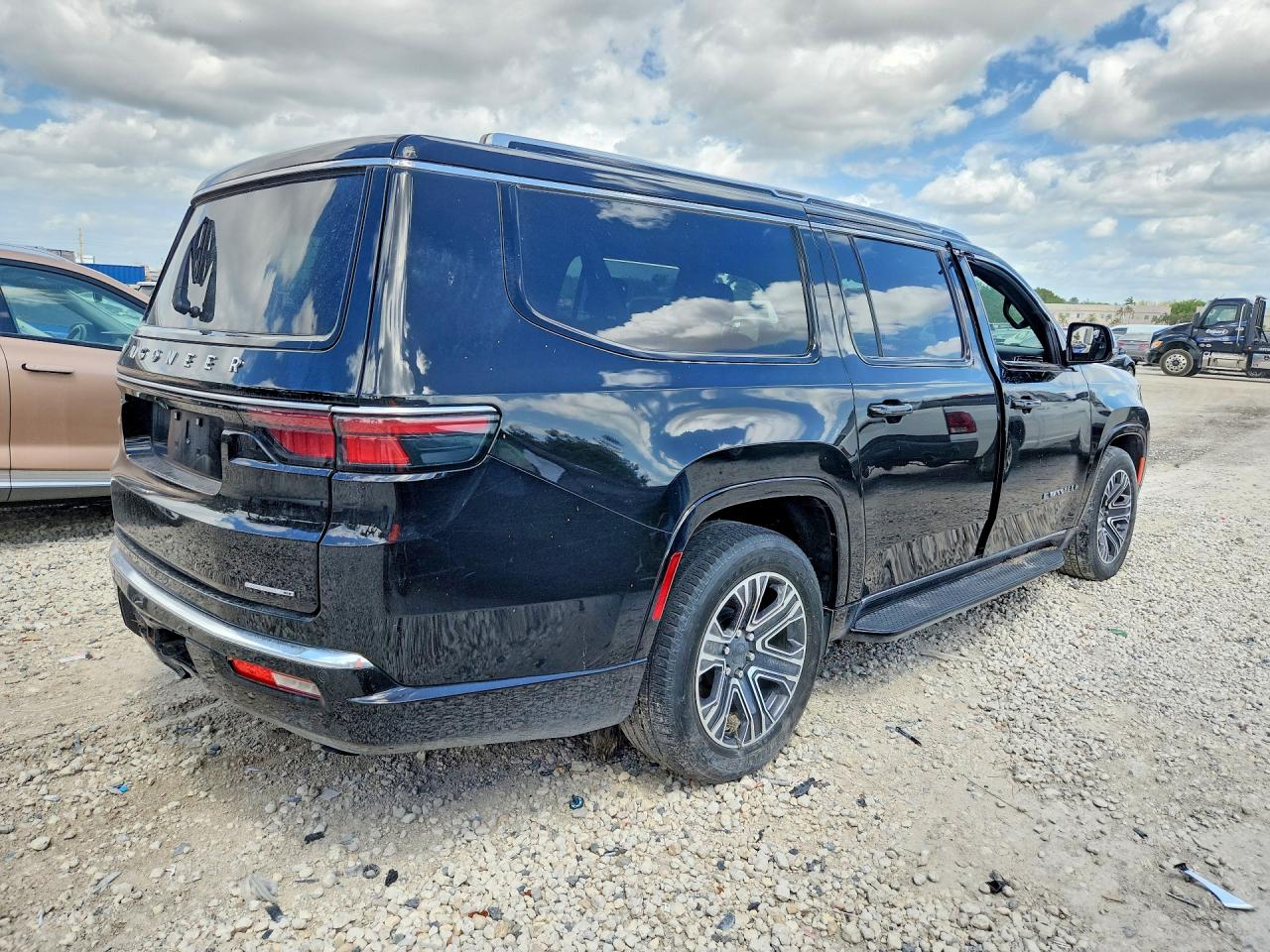 2024 Jeep Wagoneer VIN 1C4SJSBP8RS104961 photo 3