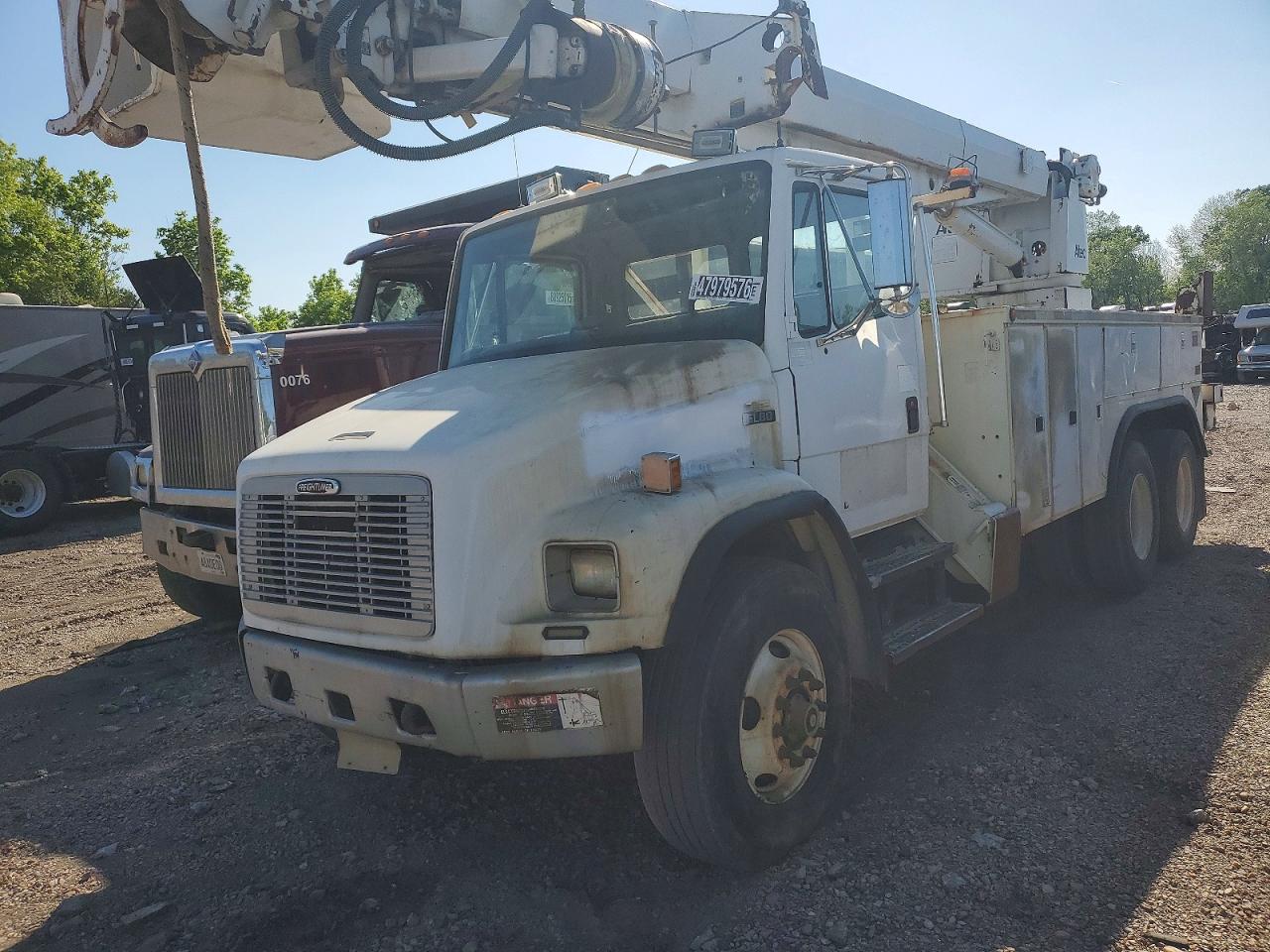 2001 FREIGHTLINER All models VIN 1FVHBXAK61HG77554 photo 2