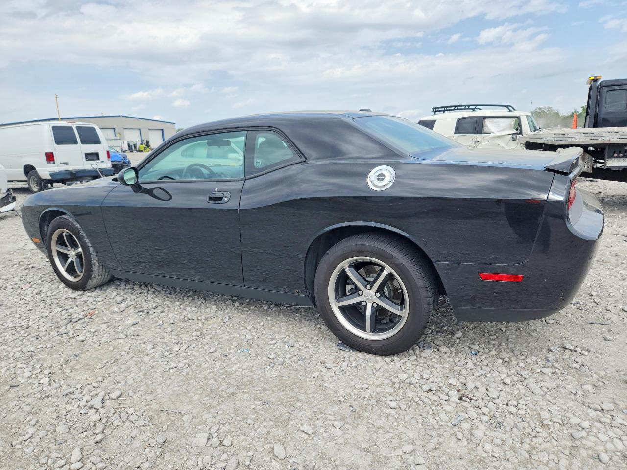 2010 Dodge Challenger VIN 2B3CJ4DV2AH175095 photo 2