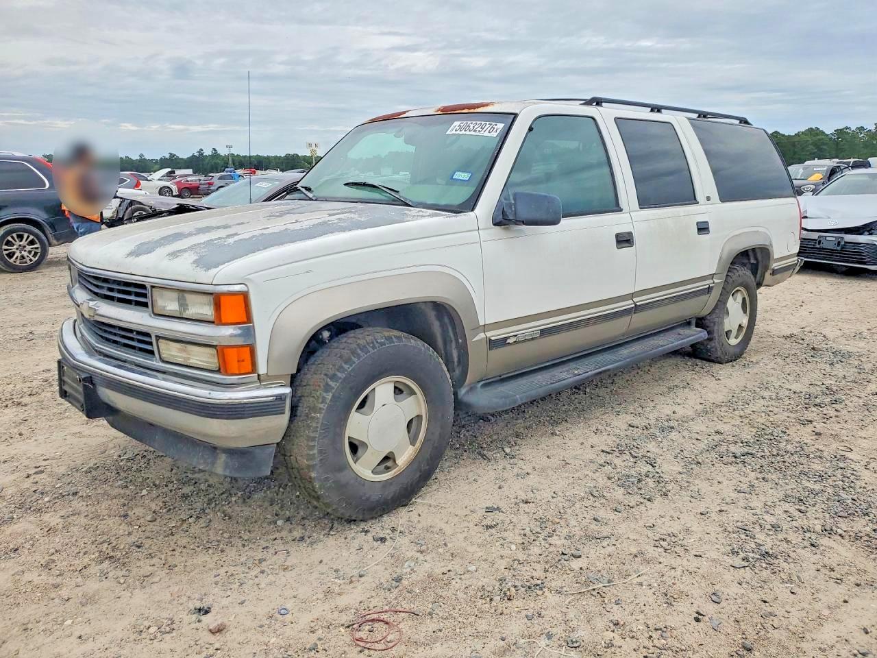 1999 Chevrolet Suburban VIN 1GNFK16R2XJ440152 photo 1
