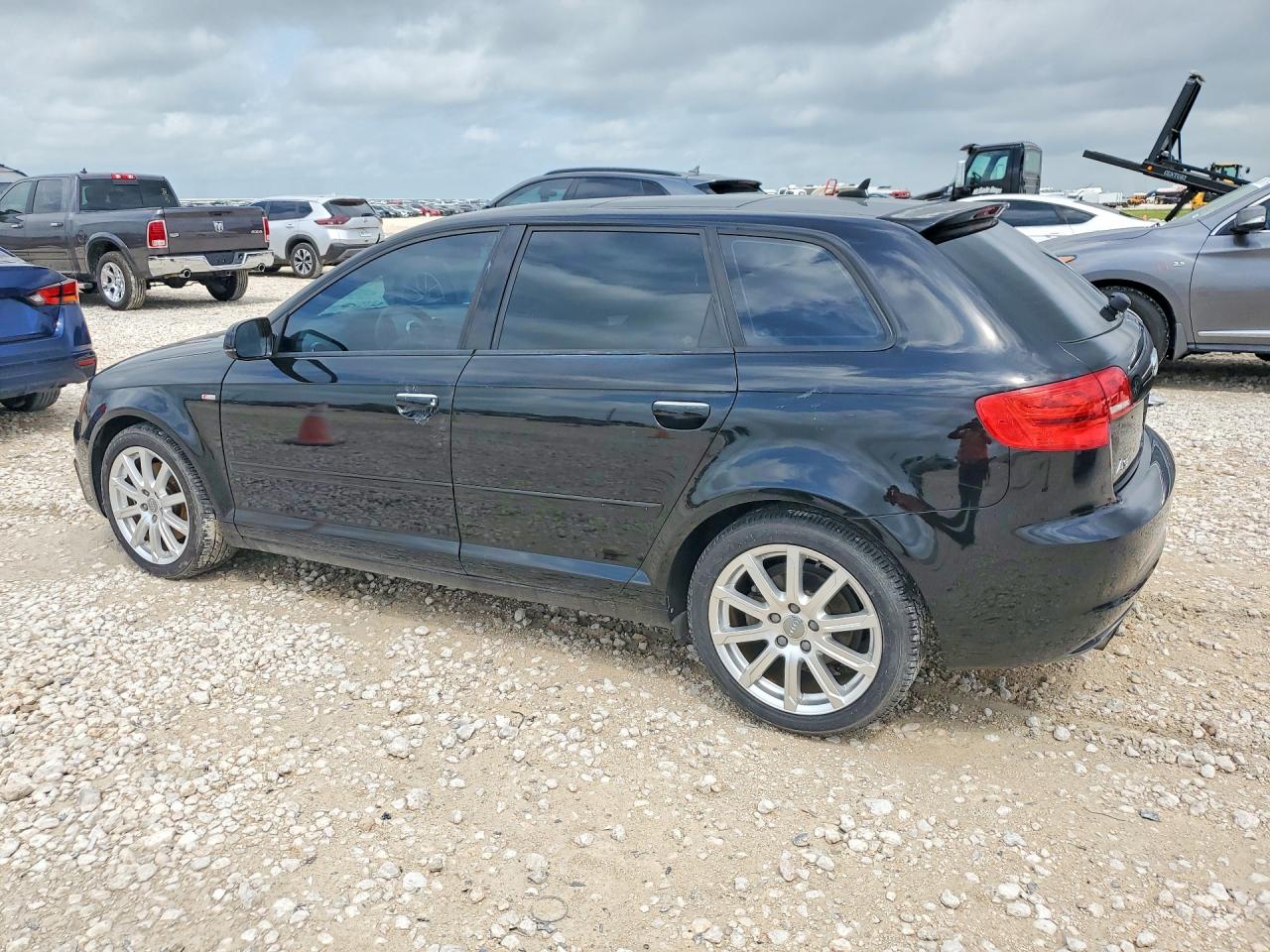 2011 Audi A3 VIN WAUMFAFM8BA136564 photo 2
