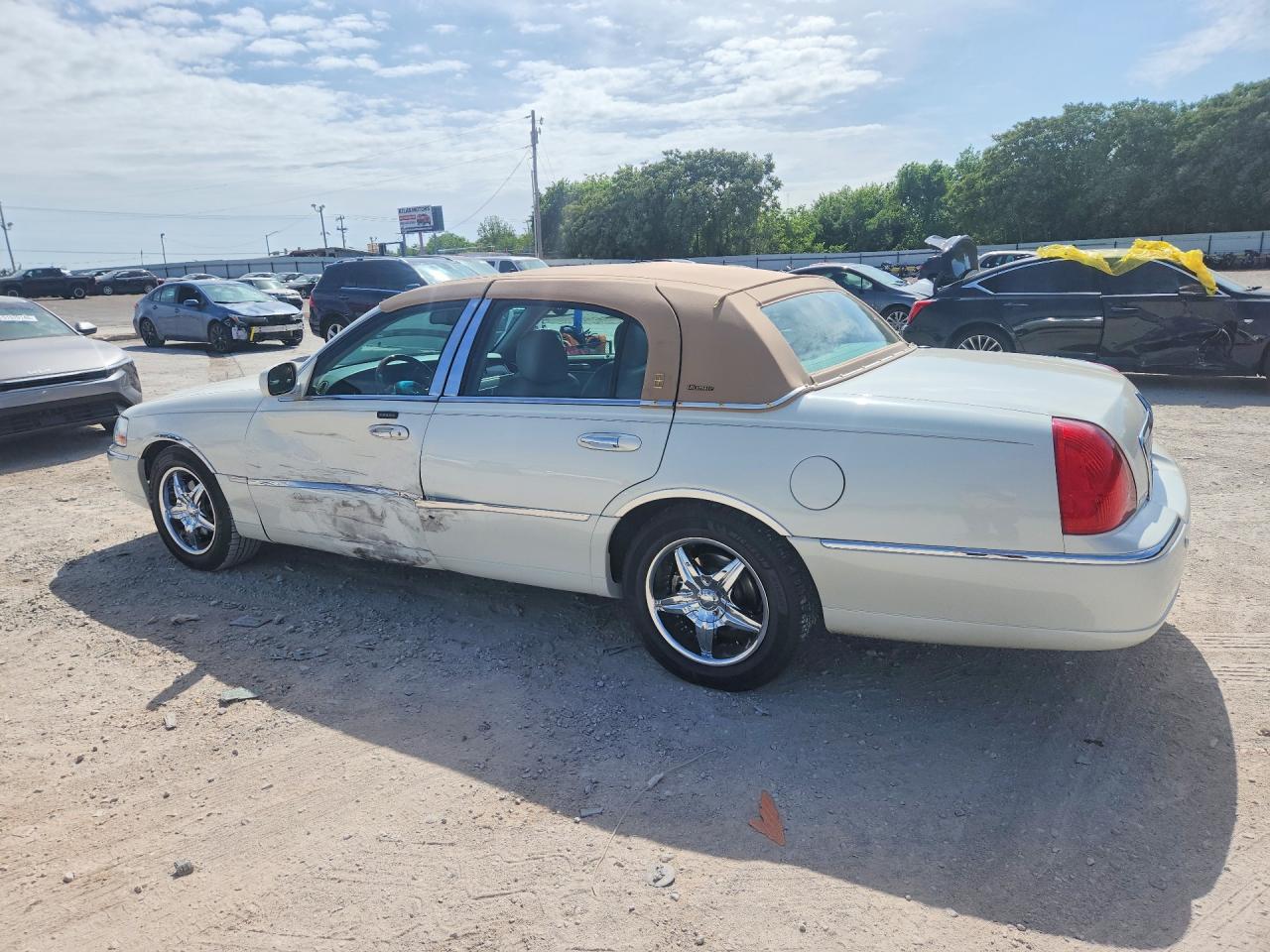 2004 LINCOLN Towncar VIN 1LNHM83W94Y676777 photo 2